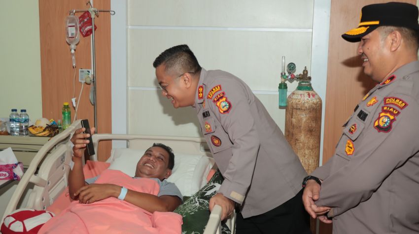 Kapolres Meranti Jenguk Personel Yang Sakit, Beri Semangat Agar Cepat Sembuh