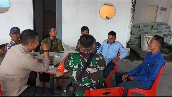 Gelar Komsos, Sertu Amri Duduk Bersama Warga di Selatpanjang Selatan