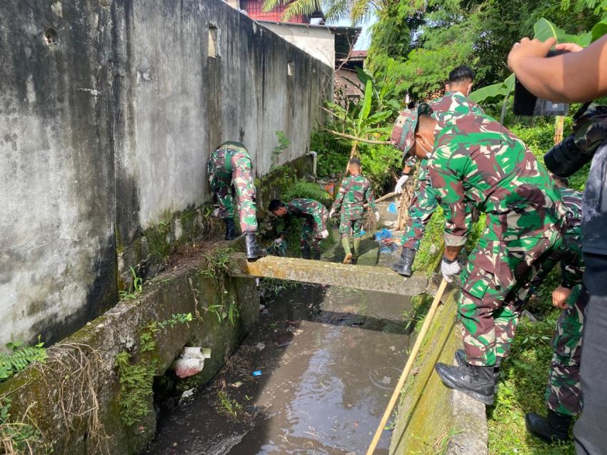 Danramil Bersama Camat Laksanakan Pembersihan Parit dalam Rangka TMMD ke-124 di Mandau