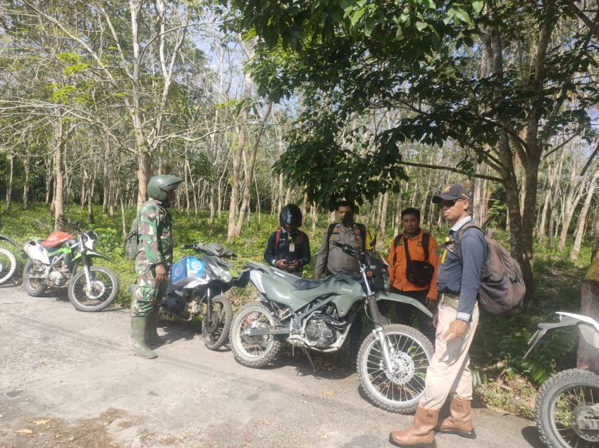 Cegah Karhutla, Serda Irvan Bersama Linmas Lakukan Patroli di Desa Teluk Buntal