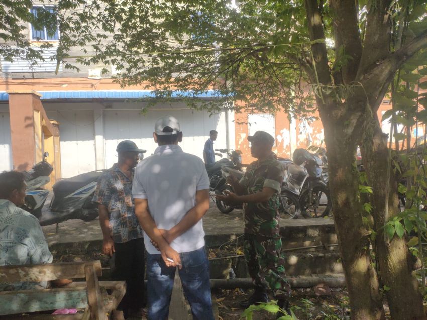 Tingkatkan Silaturahmi dan Keamanan, Serda Irvan Lakukan Komsos dengan Warga Selatpanjang Barat