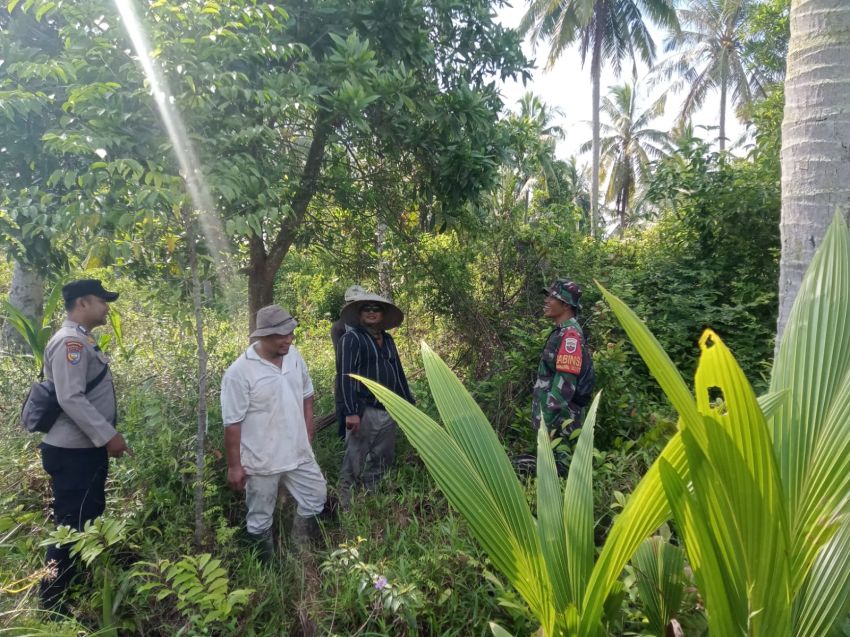 Cegah Karhutla, Serda Amsyaya Bersama Bhabinkamtibmas dan Warga Insit Lakukan Patroli