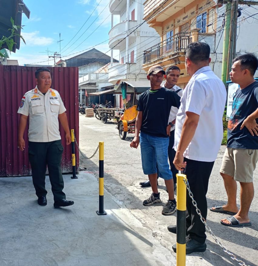 Satpol PP Meranti Minta Pemilik Bongkar Pagar Seng di Pinggir Jalan Tebing Tinggi