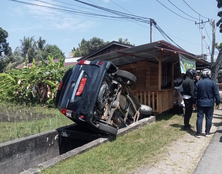 Rem Diduga Blong, Mobil Dinas Pemkab Meranti Terjun ke Parit Dorak