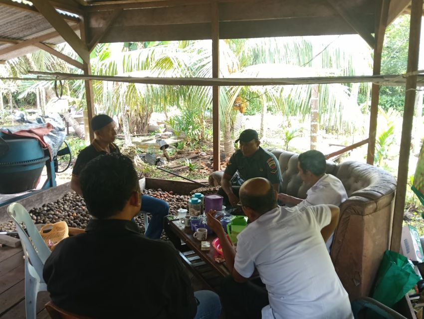 Tingkatkan Silaturahmi dan Keamanan, Serda Eka Rafiz Lakukan Komsos dengan Warga Selatpanjang