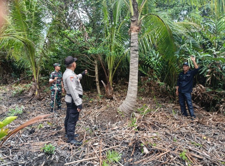 Cegah Karhutla, Serda Muslim Bersama Bhabinkamtibmas dan MPA Lakukan Patroli di Desa Tanjung Peranap