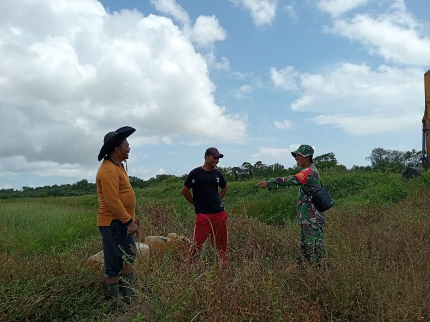 Serka Anton Jalin Keakraban Dengan Warga Kedabu Rapat Lewat Komsos
