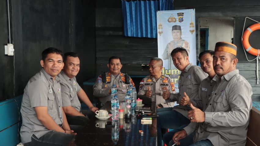 Jumat Curhat Bersama Komunitas Motor 2 Stroke, Kasat Lantas Polres Meranti Sampaikan Pesan Tertib Berlalu Lintas