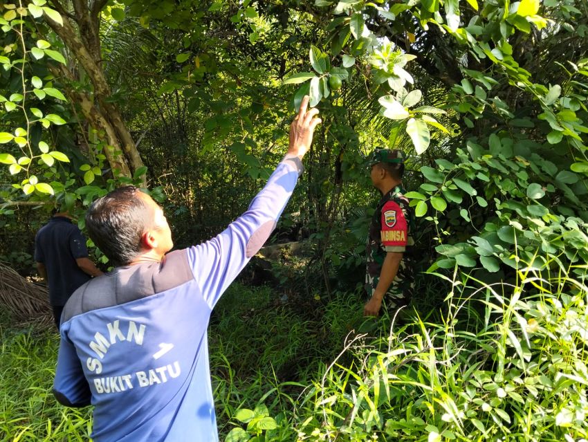 Cegah Karhutla, Serda Lasidi Lakukan Patroli Bersama Warga di Desa Sonde