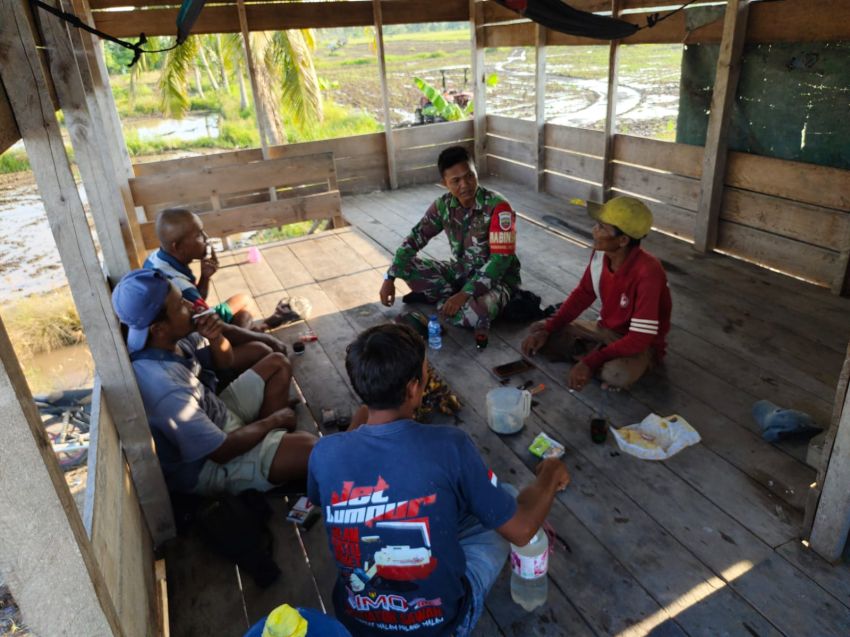 Sertu Rudi R Lakukan Komsos Dengan Warga Sendaur, Sampaikan Pesan Penting