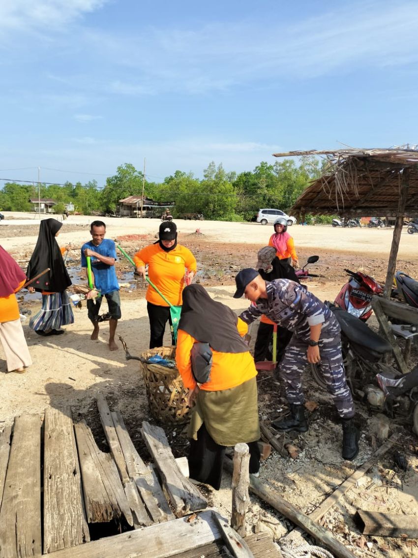 Peringati Hari Lingkungan Hidup 2025, Danposal Selatpanjang Pimpin Aksi Bersih-bersih Pantai Dorak