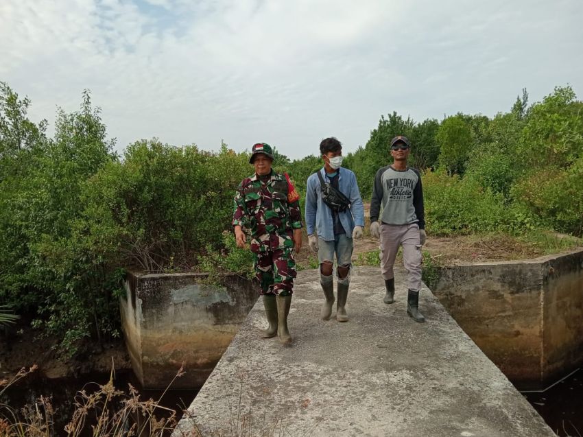 Upaya Cegah Karhutla, Serda Imam Subarkah Lakukan Patroli di Desa Topang