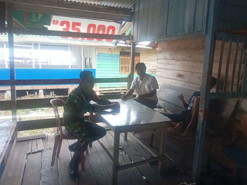 Tingkatkan Silaturahmi dan Keamanan, Kopda Andri Lakukan Komsos dengan Warga Selatpanjang Kota