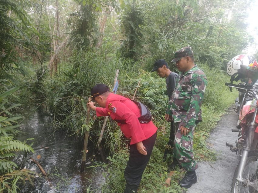 Gandeng MPA Setempat, Serda Herman Gencar Patroli Karhutla di Desa Nipah Sendanu