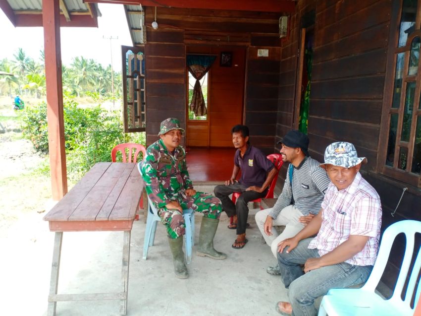 Sertu Zulkarnain Jalin Keakraban Dengan Warga Desa Mekarbaru Lewat Komsos