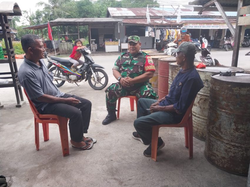 Tingkatkan Silaturahmi dan Keamanan, Serka Subar Lakukan Komsos dengan Warga Selatpanjang