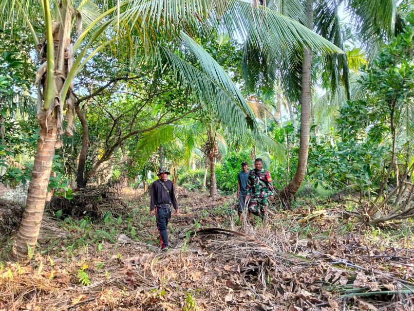 Cegah Karhutla, Serda Lasidi Bersama Warga Desa Sonde Lakukan Patroli