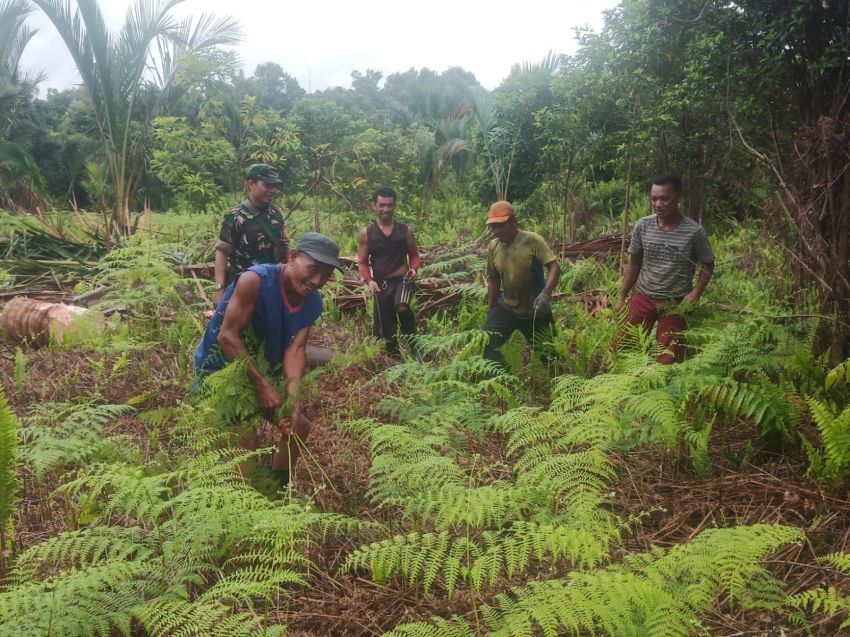 Gandeng Warga Setempat, Serda Suprayitno Gencar Patroli Karhutla di Desa Sungai Cina