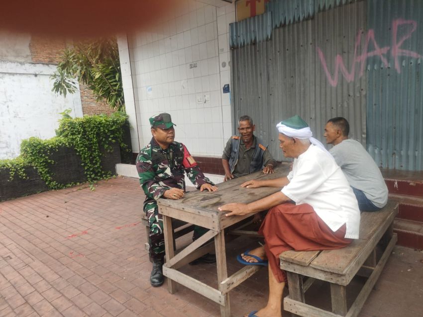 Tingkatkan Silaturahmi dan Keamanan, Serda Herman Lakukan Komsos dengan Warga Selatpanjang Barat