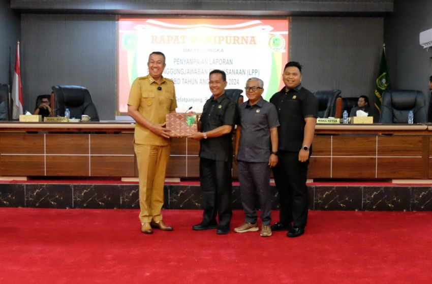 Wabup Muzamil Serahkan Ranperda LPP APBD 2024 kepada DPRD
