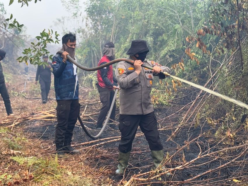 Karhutla Tanjung Peranap Terkendali, Tim Gabungan Lanjutkan Pendinginan