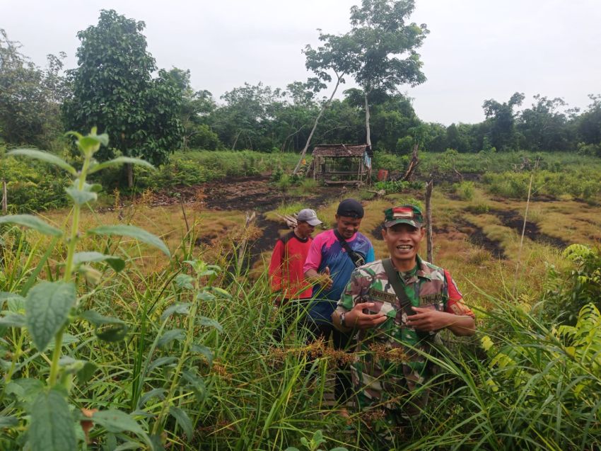 Cegah Karhutla, Serda Suprayetno Ajak Warga Sungai Cina Bersinergi Lewat Patroli