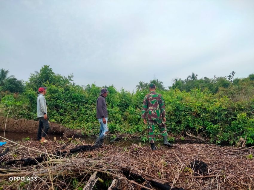 Cegah Karhutla, Kopda Sukarman Ajak Warga Desa Tenggayun Raya Bersinergi Lewat Patroli