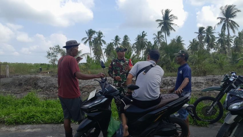 Pratu Prayoga Lakukan Komsos di Desa Melai, Pererat Silaturahmi Dengan Warga