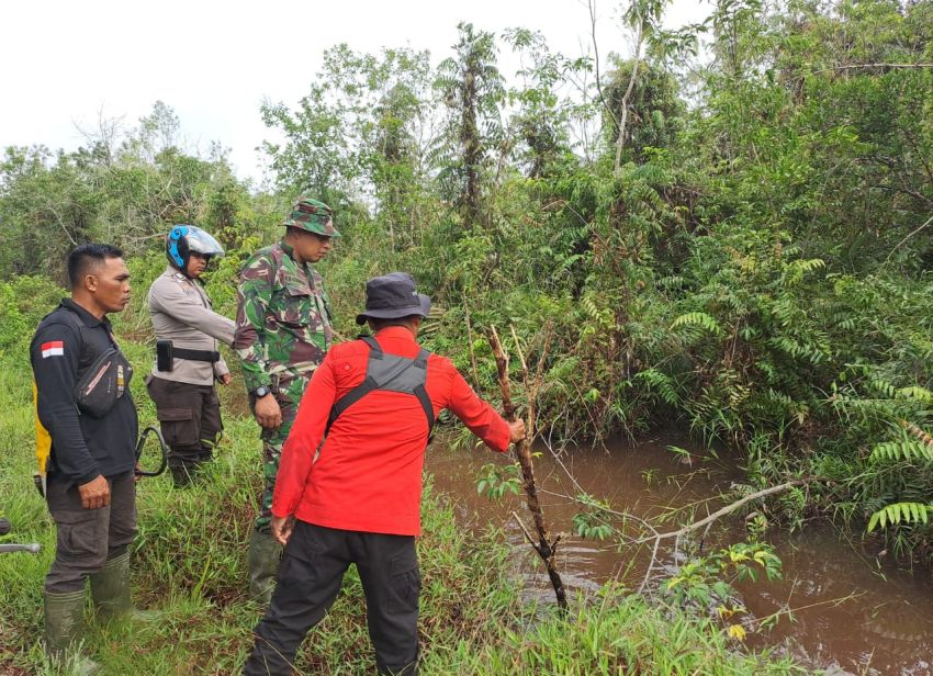 Cegah Karhutla, Serda Dedi Bersama MPA Desa Sungai Tohor Lakukan Patroli
