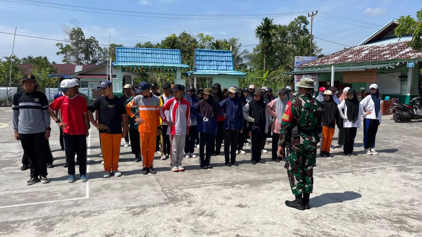 Babinsa Koramil 02/Tebing Tinggi Latih PBB Dasar kepada Siswa MAN 1 Selatpanjang