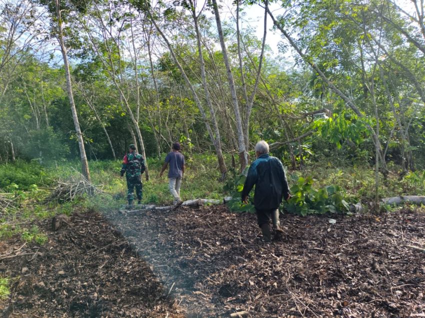 Cegah Karhutla, Pratu M Fahrijal Bersama Warga Desa Anak Setatah Lakukan Patroli