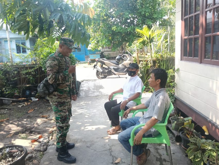 Tingkatkan Silaturahmi dan Keamanan, Serda Eka Rafiz Lakukan Komsos dengan Warga Lukun
