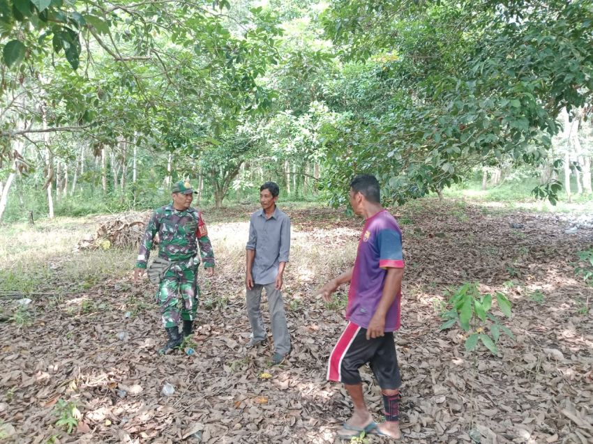 Cegah Karhutla, Serka E Sembiring Bersama Warga Desa Bantar Lakukan Patroli
