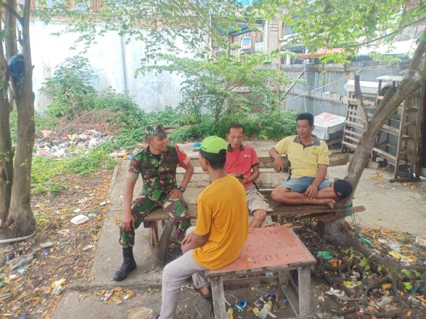 Tingkatkan Silaturahmi dan Keamanan, Praka Angga Lakukan Komsos dengan Warga Selatpanjang Kota