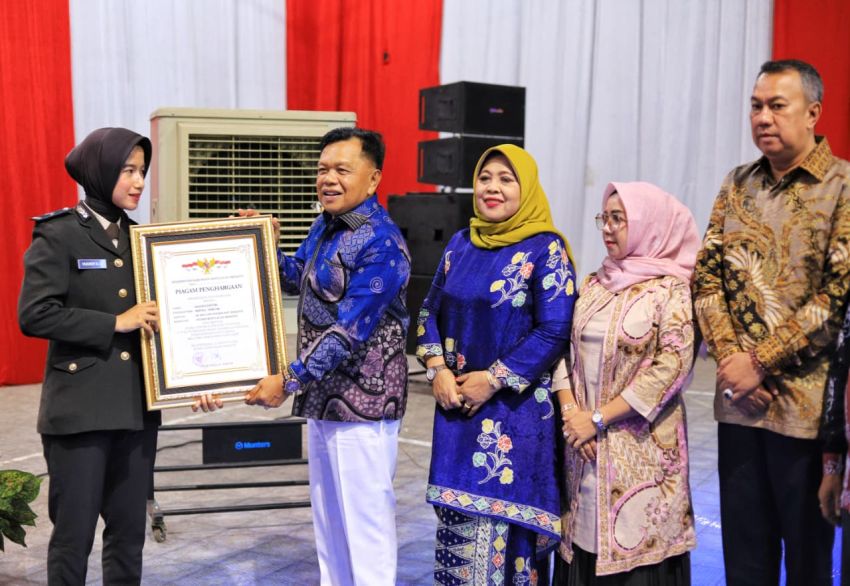 Raih Prestasi Tingkat Nasional, Bripda Hanifa Safitri Diganjar Penghargaan oleh Bupati Meranti di HUT RI ke-80