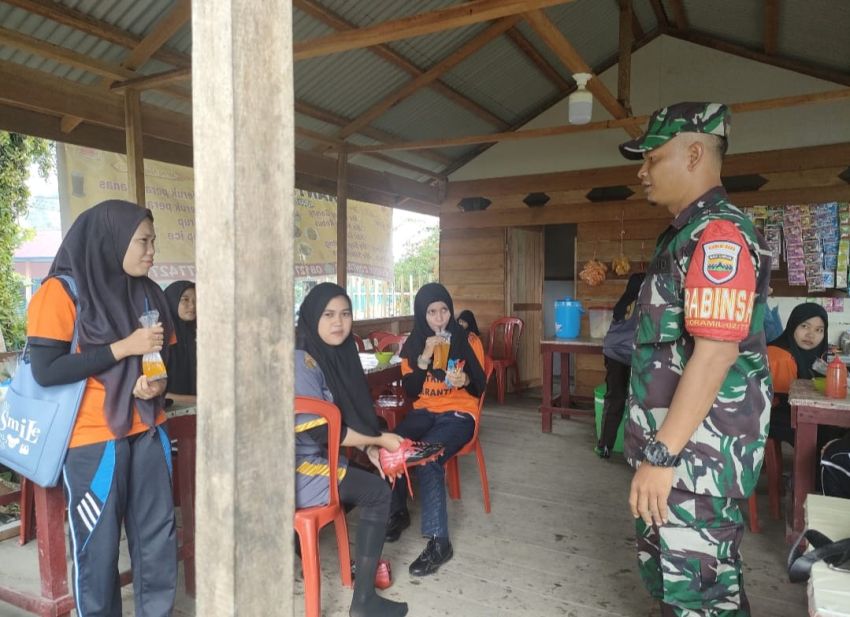 Sertu Muslim Lakukan Komsos Dengan Warga Desa Mengkikip, Ini Pesan Yang Disampaikan