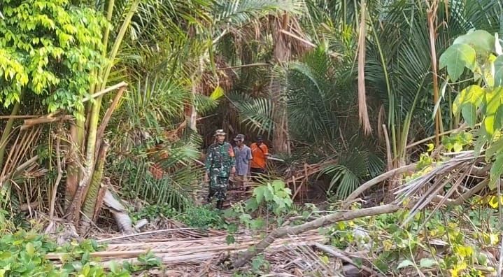 Cegah Karhutla, Sertu M Amri Bersama Warga Selatpanjang Selatan Lakukan Patroli