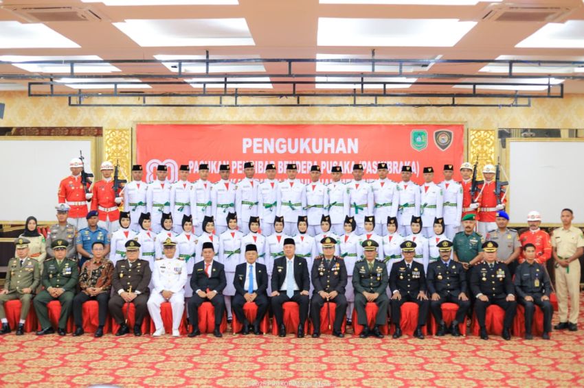 Kukuhkan Paskibraka Kepulauan Meranti Tahun 2025, Bupati Asmar : Embanlah Tugas dengan Baik