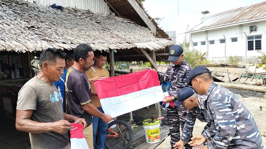 Jelang HUT RI ke-80, TNI AL Bagikan Bendera Merah Putih ke Nelayan Selatpanjang