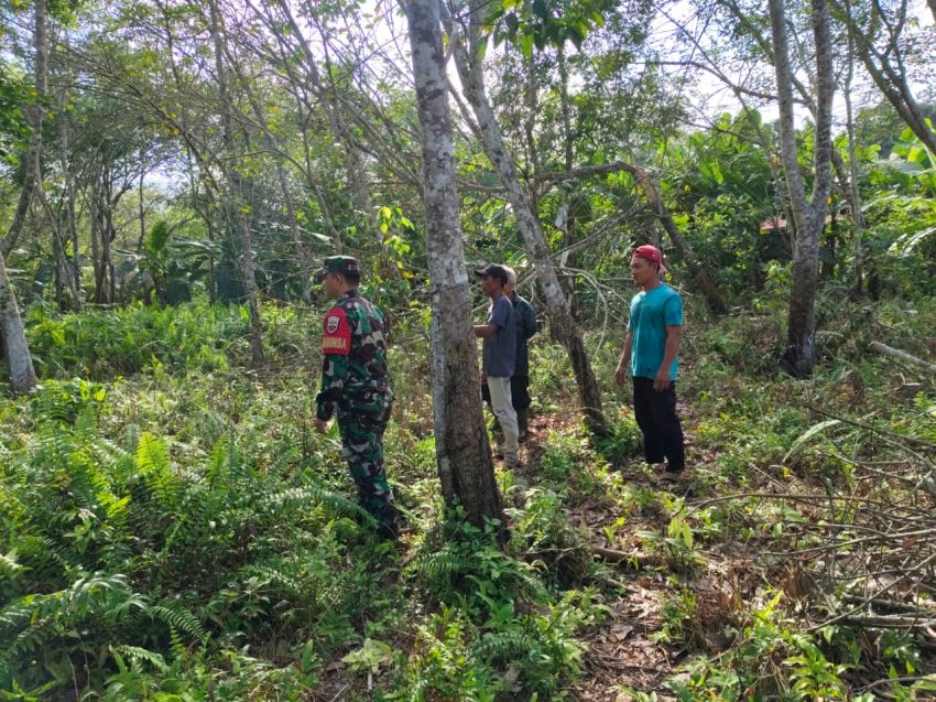 Cegah Karhutla, Pratu M Fahrijal Bersama Warga Patroli ke Sejumlah Titik Rawan di Desa Segomeng