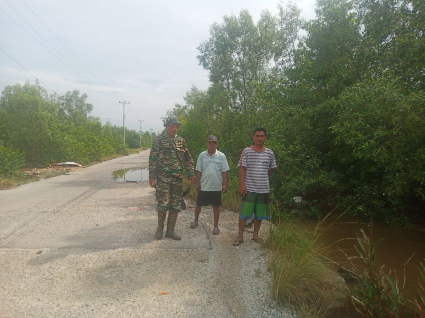 Bersinergi Cegah Karhutla, Serda Suprayitno Bersama MPA Desa Sokop Rutin Lakukan Patroli