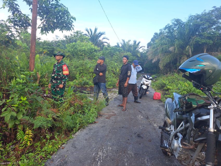 Cegah Karhutla, Sertu Darwono Bersama Warga Desa Darul Takzim Lakukan Patroli