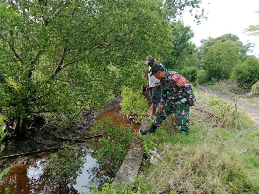 Bersinergi Cegah Karhutla, Serka E Sembiring Bersama Warga Desa Bantar Rutin Lakukan Patroli