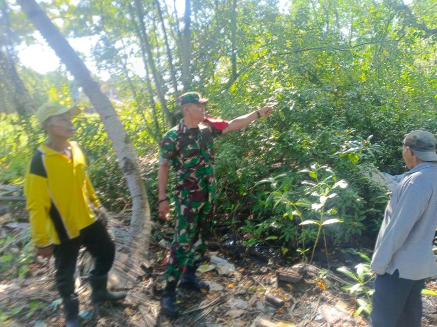 Cegah Karhutla, Serda Firman Bersama Warga Patroli ke Sejumlah Titik Rawan di Tanjung Harapan