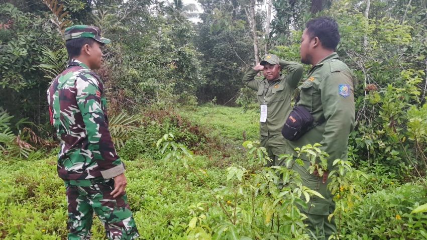 Cegah Karhutla, Pratu P Situmorang Bersama Linmas Desa Mantiasa Lakukan Patroli