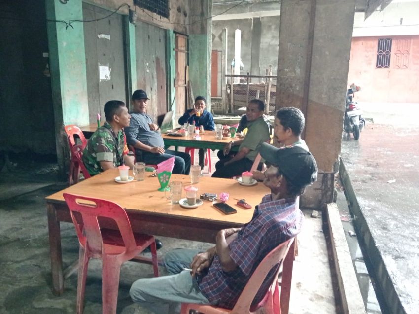 Tingkatkan Silaturahmi dan Keamanan, Serka A Harianja Lakukan Komsos di Selatpanjang Barat