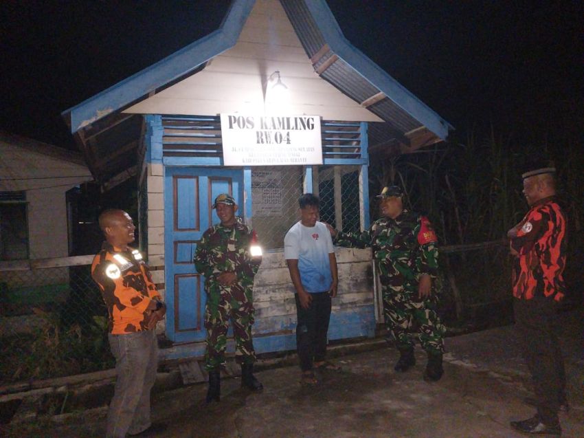 TNI, Pemuda Pancasila, dan Warga Gelar Patroli Siskamling di Selatpanjang Selatan