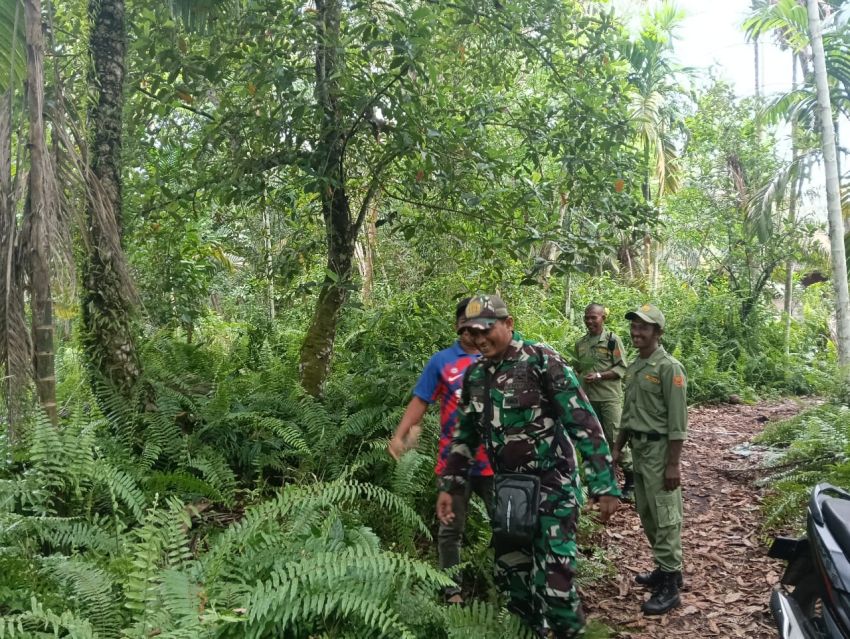 Cegah Karhutla, Serda Eka Rafiz Bersama Warga Patroli ke Sejumlah Titik Rawan di Desa Anak Setatah
