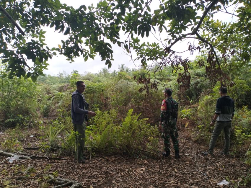 Pratu Wahyu Bersama Warga Desa Sendaur Gencar Patroli Karhutla