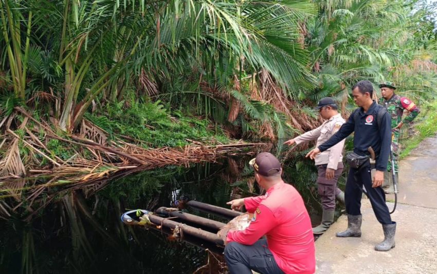 Cegah Karhutla, Serda Dedi Hermansyah Bersama Warga Patroli ke Sejumlah Titik Rawan di Desa Sungai Tohor